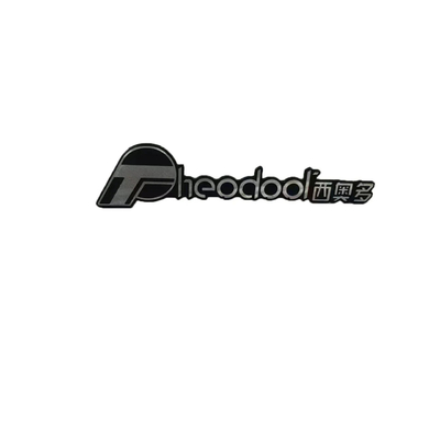 Logo métallique personnalisé fabriqué par des professionnels en aluminium fin pour l'affichage personnalisé