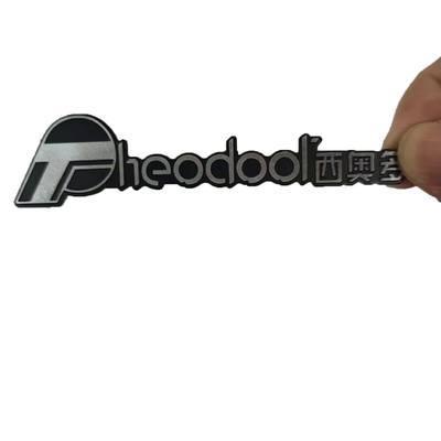 Logo métallique personnalisé fabriqué par des professionnels en aluminium fin pour l'affichage personnalisé